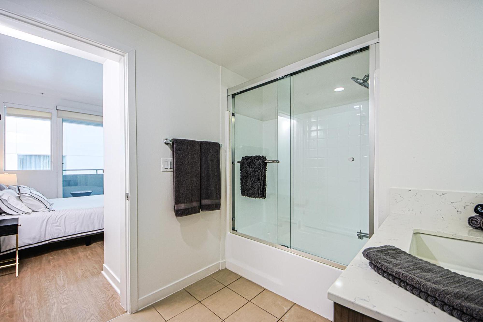 The Carlton- Modern-Luxury 2 Master Suites In Hrt Of Sm Steps To Ocean Ave Los Angeles Exterior photo