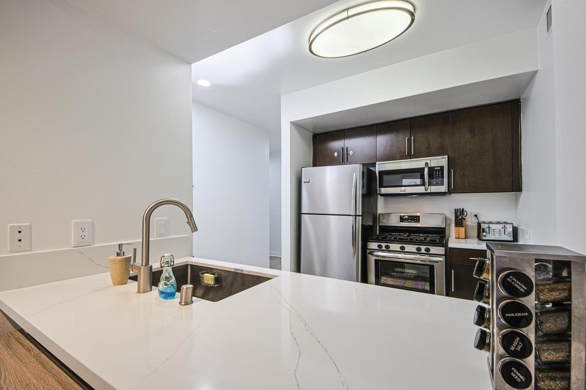 The Carlton- Modern-Luxury 2 Master Suites In Hrt Of Sm Steps To Ocean Ave Los Angeles Exterior photo